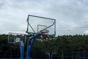 卧槽，炸裂啊！在野球场能这样扣篮，都是民间超级大神吧