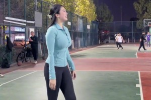 这豪放的身材真带劲 ，野球肘姐人美球技好，太飒啦